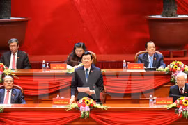 下午，越共中央政治局委员、国家主席张晋创代表主席团主持会议。