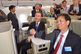 空客总裁布利叶(左）与越航副总经理郑玉成在A350客机商务舱中握手