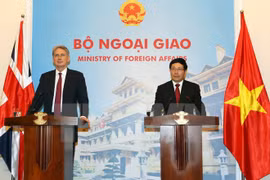 两位外长在记者会上发言