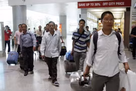 附图：在外就业的越南劳工回国