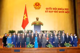 越南党和政府领导人与国会常委会委员和前任委员在闭幕会上合影留念