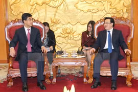 越共中央对外部部长黄平君（右）会见中国共青团中央委员会书记处第一书记秦宜智