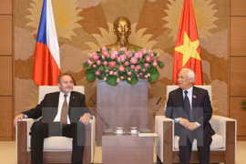 越南国会副主席汪周刘​与捷克参议院宪法法律委员会主任米洛斯拉夫·Antl