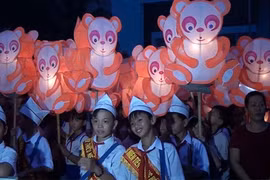 少年儿童参加2016年潘切中秋节