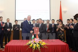 匈牙利司法部部长特罗查尼·拉斯洛和越南最高人民检察院院长张和平签署《越南与匈牙利刑事司法协助协定》