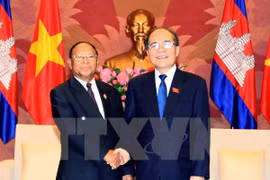 越南国会主席阮生雄会见柬埔寨国会主席韩桑林（图片来源：越通社）