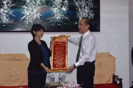 薄辽省人民委员会副主席潘如愿向深川敦子赠送纪念礼物