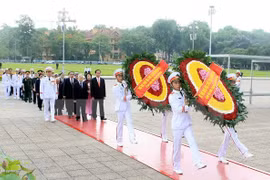 越南党和国家领导代表团向胡志明主席敬献花圈