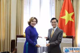 何金玉副部长接受哥伦比亚驻越代办递交任命书