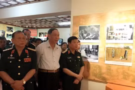 参观展览的观众们