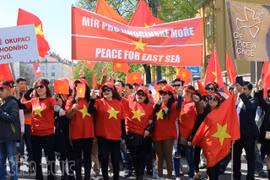 旅居捷克越南人社团向中国驻捷克大使馆递交抗议书