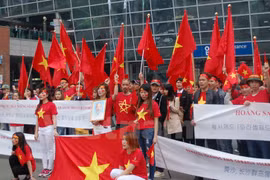 抗议者聚集在中国驻韩国釜山总领事馆附近的釜山火车站门前举行和平示威游行活动