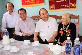阮春福总理向英雄母亲黎氏小赠送礼物
