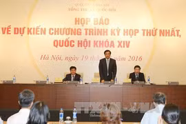 越共中央委员、国会秘书处秘书长、国会办公厅主任阮幸福在新闻发布会上致辞。