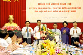 王廷惠副总理（左一）向两名副总经理授予政府总理的任命书