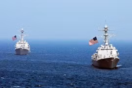 附图：经过东海海域的美国军舰