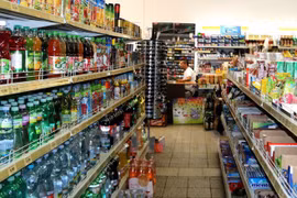 在捷克越裔一个食品商店（图片来源：越通社）
