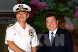 胡志明市人民委员会主席阮成峰会见美国太平洋总司令部司令小哈利·B·哈里斯
