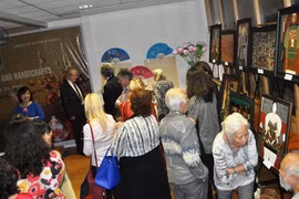越南磨漆画展吸引众多参观者