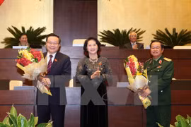 越南国会主席阮氏金银向两位新任副主席赠送鲜花