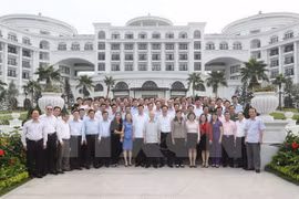 阮富仲总书记同广宁省领导代表合影留念。