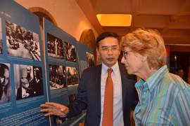 法国朋友参观图片展
