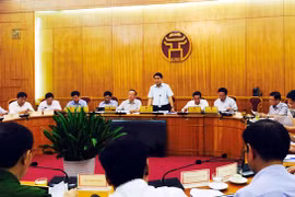 河内市人民委员会主席阮德钟在会议上发表讲话