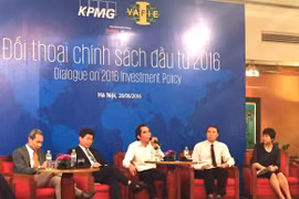 与会代表在2016年投资政策对话会上发表意见