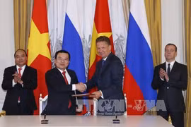 阮春福总理出席越南国家油气集团与俄罗斯天然气工业股份公司合作备忘录签字仪式