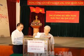 阮富仲总书记为中部灾民捐款