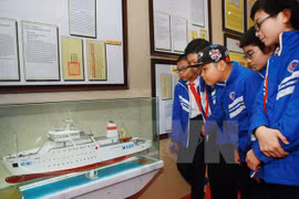 海防市学生参观展览