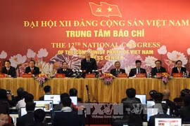 阮富仲总书记同国内外记者会面（图片来源：越通社）