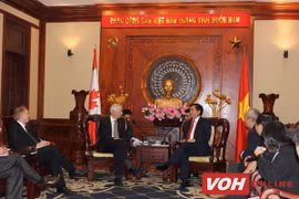 胡志明市人民委员会主席阮成峰​与加拿大外交部部长斯特凡·迪翁