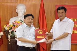 向何广龙先生授予广宁省旅游厅厅长任命书