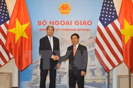 越南政府副总理兼外交部部长范平明与美国国务卿约翰·克里