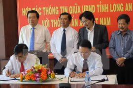 越通社社长阮德利与隆安省人民委员会主席杜友林签署通信合作协议