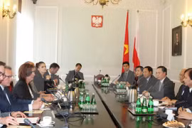越南国会副主席汪周刘与波兰众议院副议长马尔戈热塔·基达瓦·布隆斯卡举行会谈