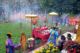 再现顺化大内插春幡子仪式场景（图片来源：​vietnam+）