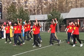 开幕式上越南学生表演的快闪舞蹈节目