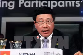 越南外长范平明在峰会上发表演讲