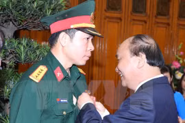 阮春福总理向黄春荣授予一级劳动勋章。