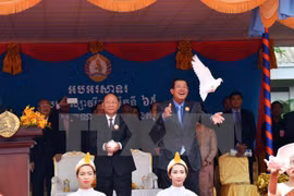柬埔寨人民党领袖洪森（右）柬埔寨人民党名誉主席韩桑林（左）