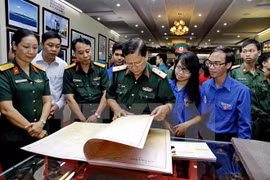 第7号军区司令部干部战士参观展览（图片来源：越通社）