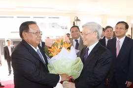 本扬·沃拉吉离开河内前往胡志明市前，越共中央总书记阮富仲向其赠送鲜花
