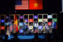 美国总统奥巴马同越南年轻企业家进行交流