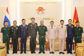 阮志咏上将与泰国驻越南国防武官合影留念