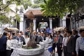 奥朗德一行参观金银祠堂