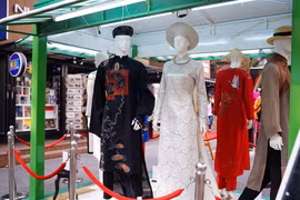 展会上展示的长衣款式