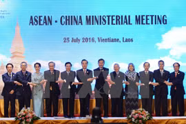 出席7月25日在老挝万象召开的东盟-中国外长会的代表合影