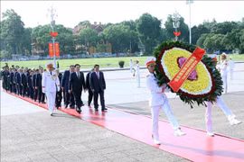越南党和国家领导代表团缅怀各位英雄烈士并拜谒胡志明主席陵